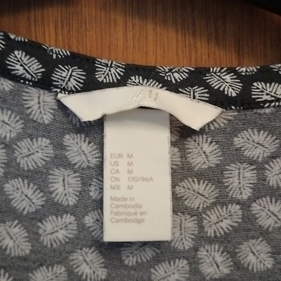 H&M Black and White V Neck Top Size Medium - Picture 2 of 3